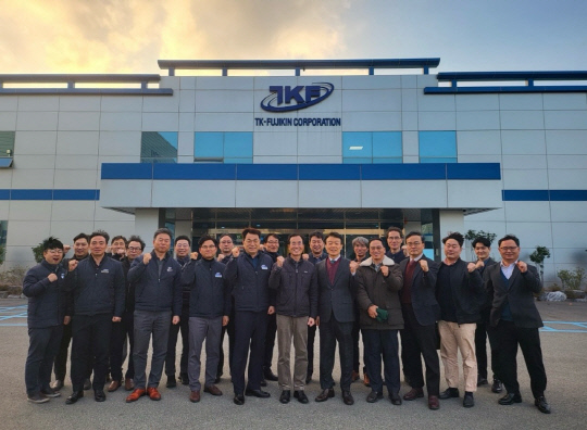 김영호(가운데 왼쪽) 태광후지킨 대표와 권영범(가운데 오른쪽) 영림원소프트랩 대표가 양사 관계자들과 기념촬영하고 있다. 영림원소프트랩 제공